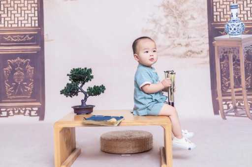 宜昌2个月宝宝吃手正常吗